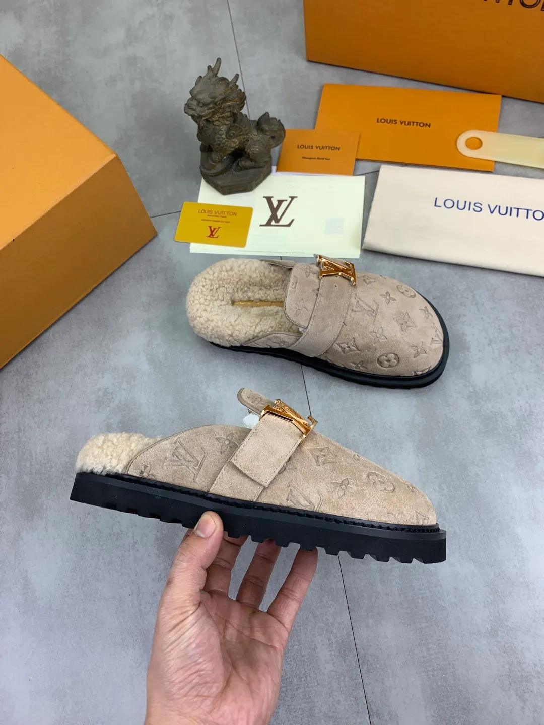 Men's Men's Shoes P480 New Couple Style LV Louis Vuitton L Family Donkey Brand Latest Easy Series Birkenstock Baotou Thick Sole Wool Slippers Sandals Original purchase, development and production This LV Easy sandal is made of suede cow leather, with Monogram pattern to highlight the trendy style. Adjustable straps with illuminated LV letters, flexible insoles and micro outsoles provide a light and comfortable experience. Exquisite packaging at the delivery counter 🛍📦 ▪️Fabric: Original custom imported first-layer cowhide ▪️Inner lining: Original customized warm wool lining ▪️Outsole: Original open-molded rubber foam material ▪️Sole thickness: 4CM ▪️Size: Men and women 35-45